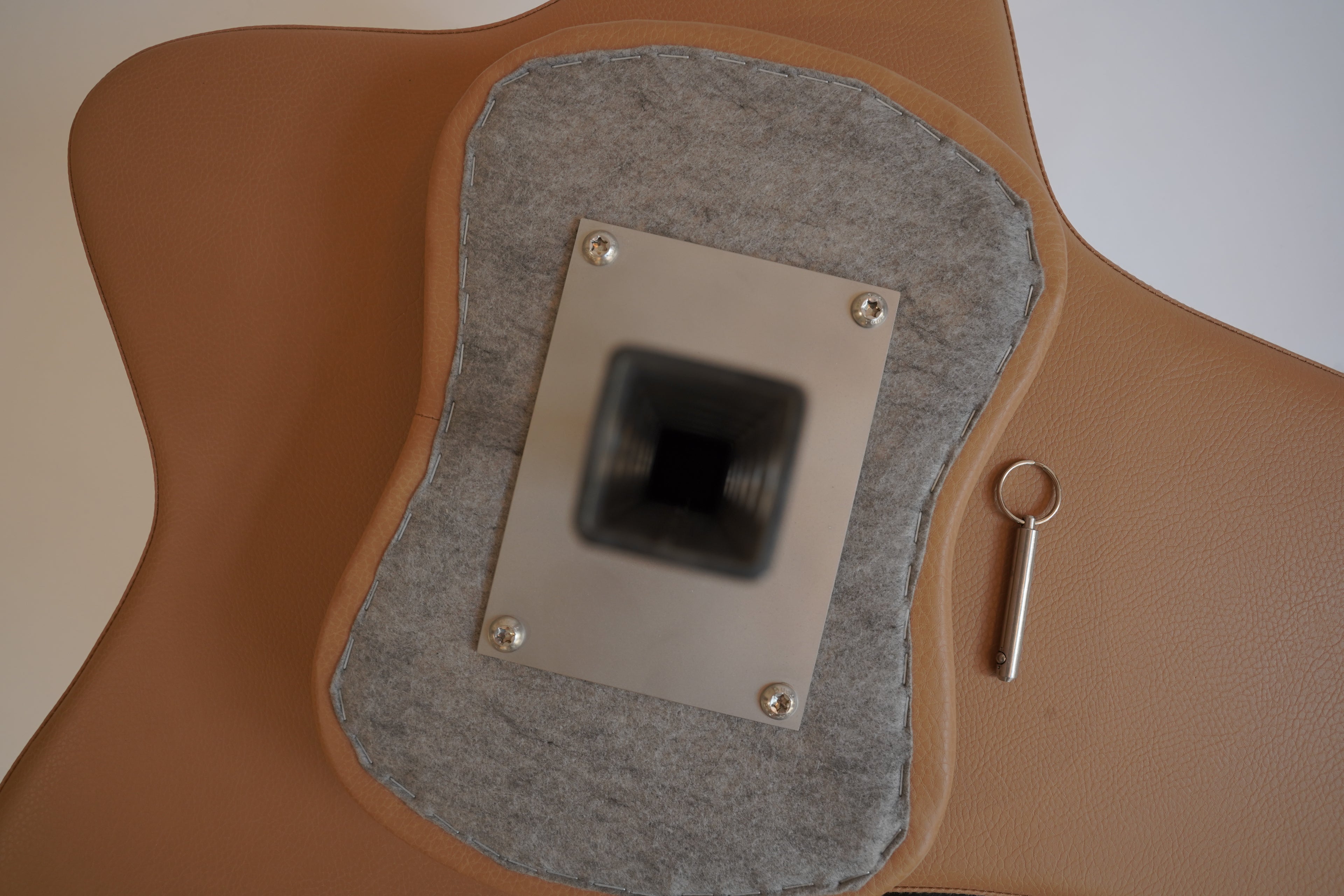 Produktfoto Details des Schneidersitz Stuhls Yogi Seat vor weiem Hintergrund