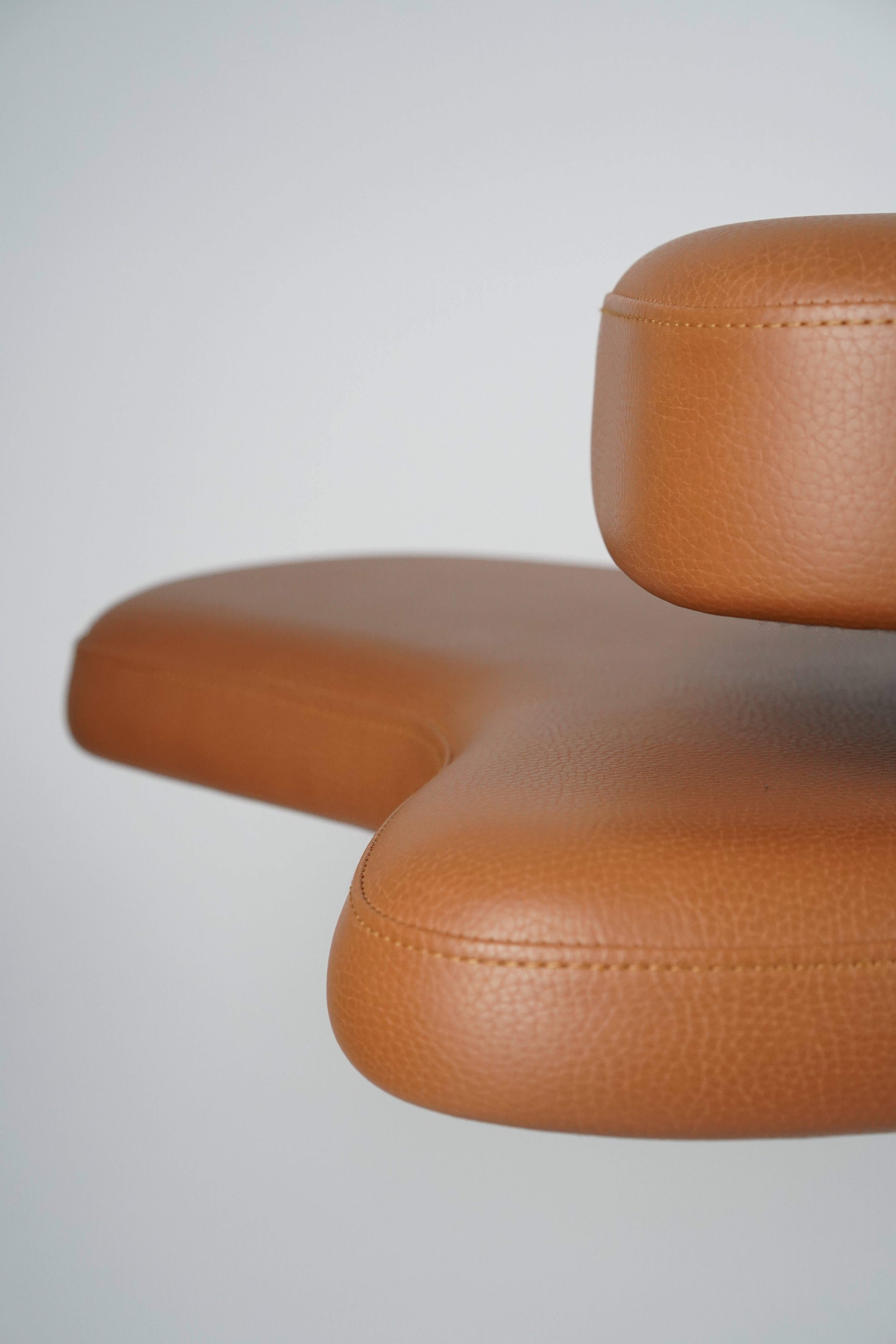 Produktfoto Yogi Seat in Cognac Braun, Detailaufnahme vor weißem Hintergrund